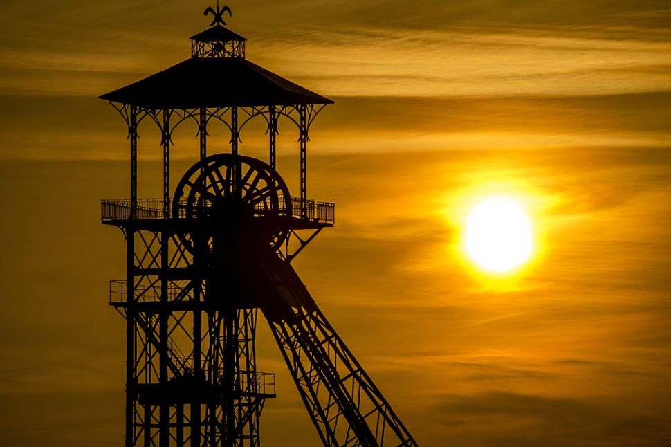 A sunrise and a headframe of a mine shalf are pictured on December 15, 2016 in Loos-en-Gohelle, northern France. / AFP / PHILIPPE HUGUEN (Photo credit should read PHILIPPE HUGUEN/AFP/Getty Images)