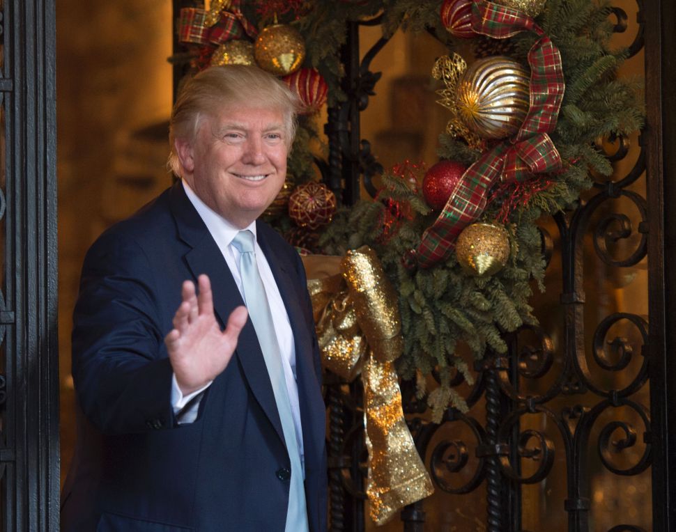 US President-elect Donald Trump talks with reporters between meetings December 28, 2016 at Mar-a-Lago in Palm Beach, Florida. / AFP / DON EMMERT