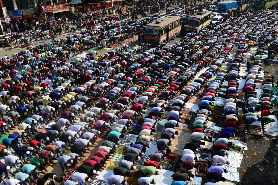 Muslim devotees pray during the Friday noon prayers during the World Muslim Congregation, also known as Biswa Ijtema, at Tongi, some 30 kms north of Dhaka on January 13, 2017.