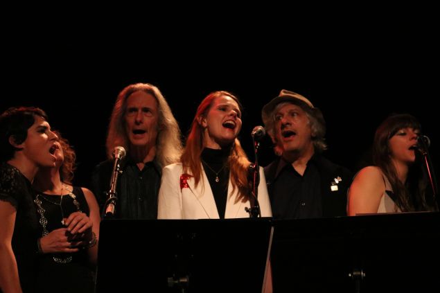 (L-R) Leslie Mendelson, Amy Helm, Lenny Kaye, Cassandra Jenkins, Lee Renaldo and Arc Isis join together for a closing rendition of "So Long, Marianne"