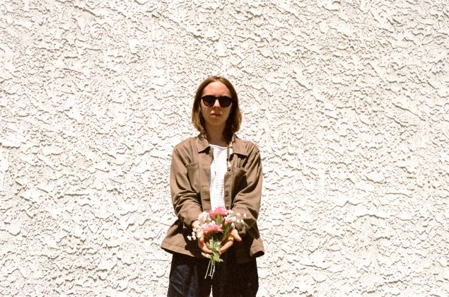 Meg Duffy holdin' flowers like an hourglass
