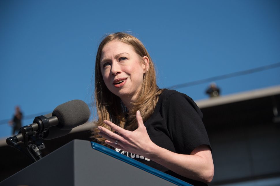 Chelsea Clinton introduces US President Barack Obama at a rally for Democratic presidential nominee Hillary Clinton in Ann Arbor, Michigan, on November 7, 2016. / AFP / NICHOLAS KAMM
