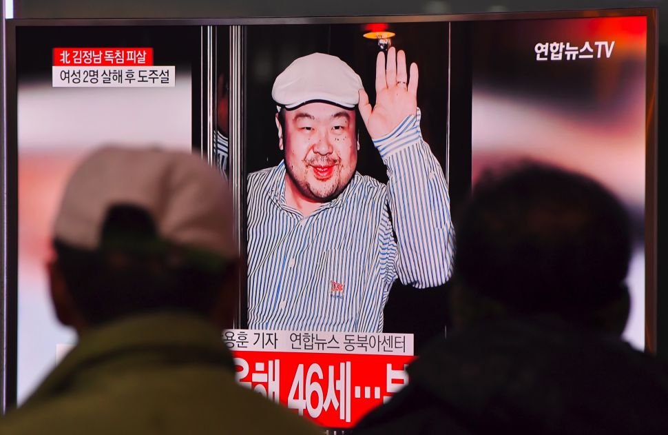 People watch a television showing news reports of Kim Jong-Nam, the half-brother of North Korean leader Kim Jong-Un, at a railway station in Seoul on February 14, 2017. Kim Jong-Nam, the half-brother of North Korean leader Kim Jong-Un has been assassinated in Malaysia, South Korean media reported on February 14. / AFP / JUNG Yeon-Je 