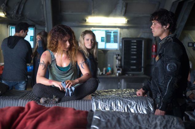 Nadia Hilker as Luna, Eliza Taylor as Clarke, and Bob Morley as Bellamy.