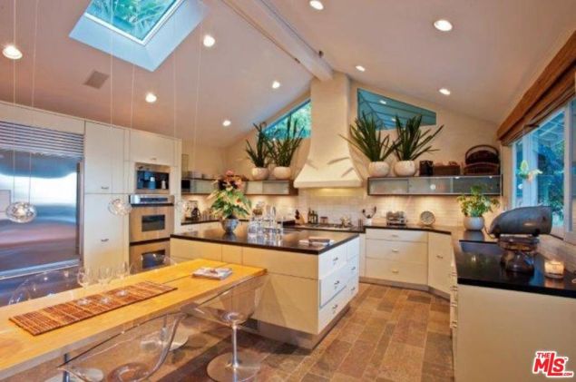 The eat-in chef's kitchen.