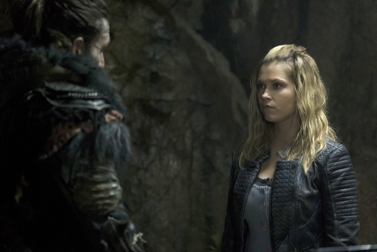 Zachary McGowan as Roan and Eliza Taylor as Clarke.