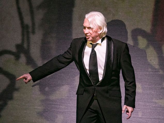 Baritone Dmitri Hvorostovsky makes a moving surprise appearance at the Metropolitan Opera's gala honoring Lincoln Center.