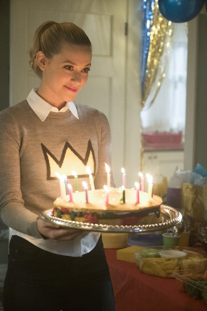 Betty crown sweater riverdale best sale