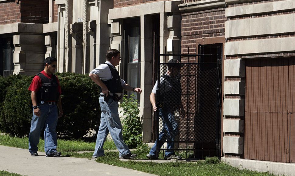 Chicago police search a building during a standoff with a bank robber 30 August 2007. Police searched the bank in Chicago's North Side where a gunman reportedly took hostages. The FBI said about six hostages had been taken and that all of them had been released. The FBI did not have any information on the suspect, and Chicago police said no arrests had been made. AFP PHOTO/JEFF HAYNES (Photo credit should read JEFF HAYNES/AFP/Getty Images)