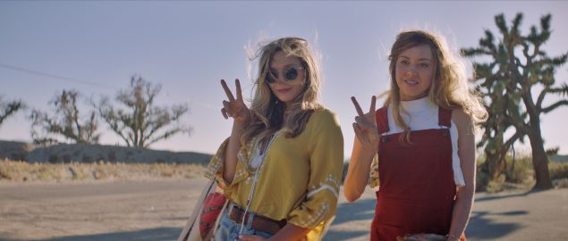 Ingrid (Aubrey Plaza) and Taylor (Elizabeth Olsen) pose for a photo in Ingrid Goes West.