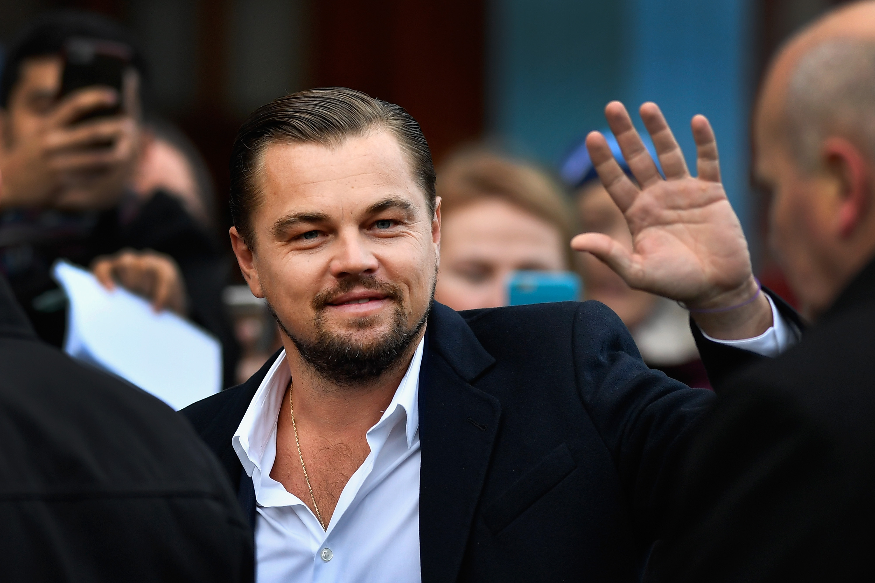 who is leo dating now
