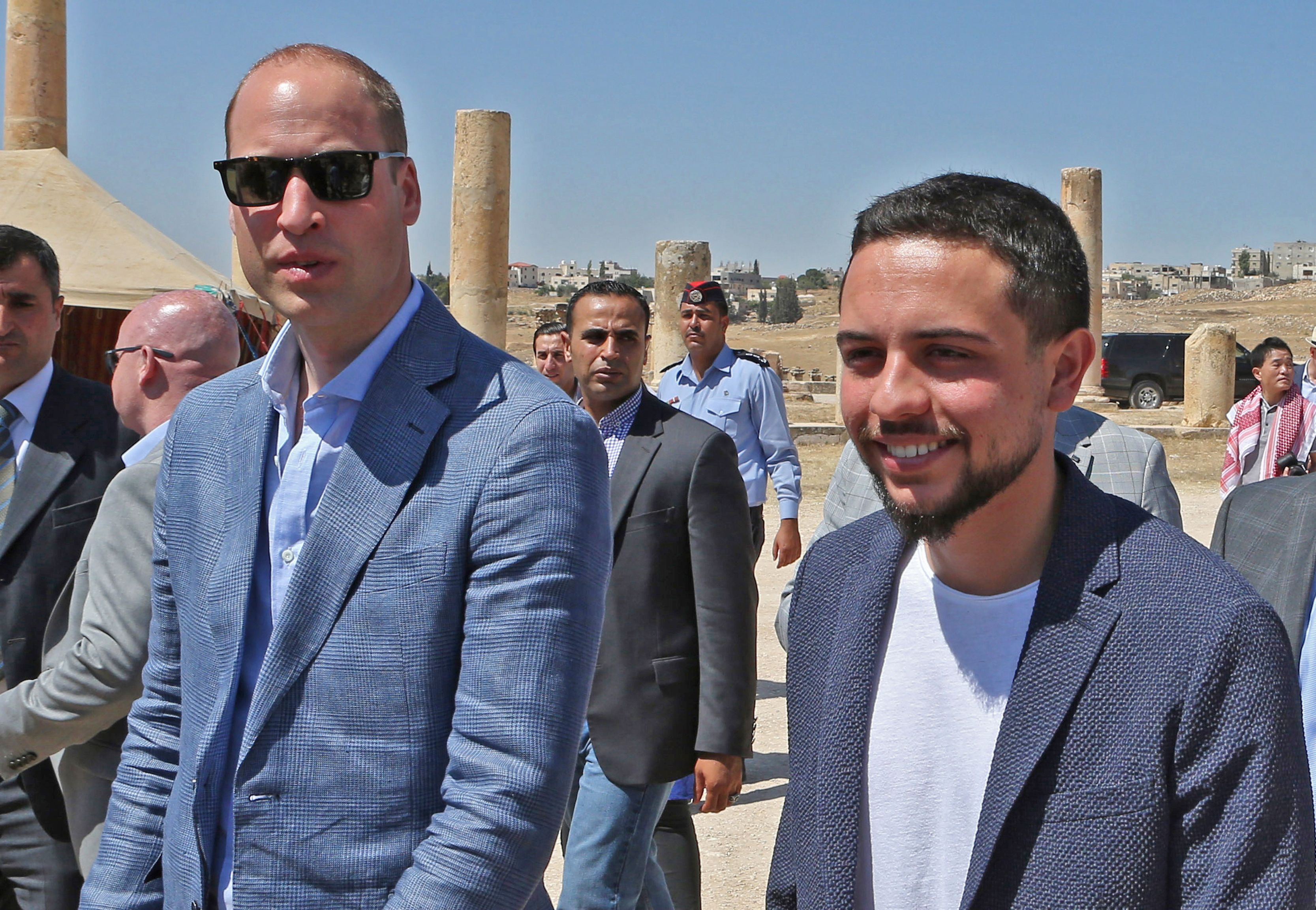 Britain's Prince William (L) and Jordanian Crown Prince Hussein bin Abdullah (R) visit the Jerash archaeological site, some 50 kilometers north of the Jordanian capital Amman, on June 25, 2018. - The 36-year-old Duke of Cambridge arrived in Jordan on Sunday at the start of a Middle East tour that will see him become the first British royal to pay official visits to both Israel and the Palestinian territories.
