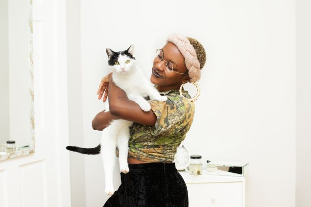 Taelor Olive with her cat, Momma.