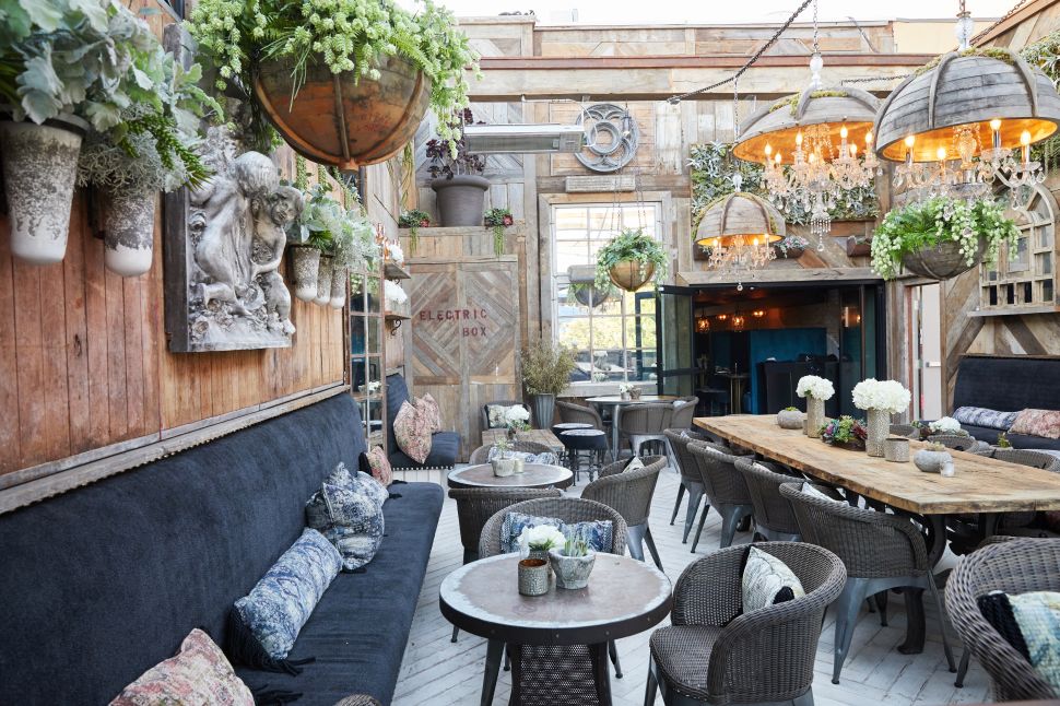Outdoor seating at TomTom.