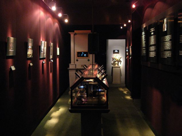 Microscopy Hall at the Museum of Jurassic Technology - Credit Jennifer Bastian (1024px)
