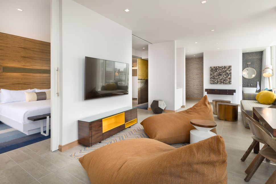Envoy Hotel