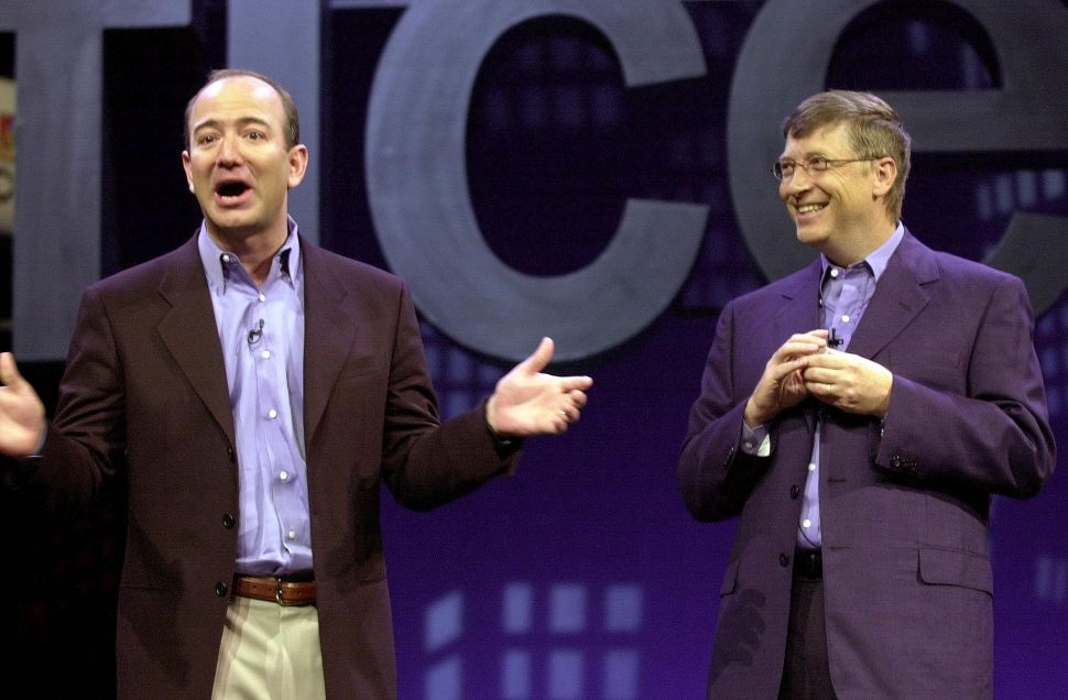 Amazon founder Jeff Bezos (L) and Microsoft founder Bill Gates (R) in 2001.