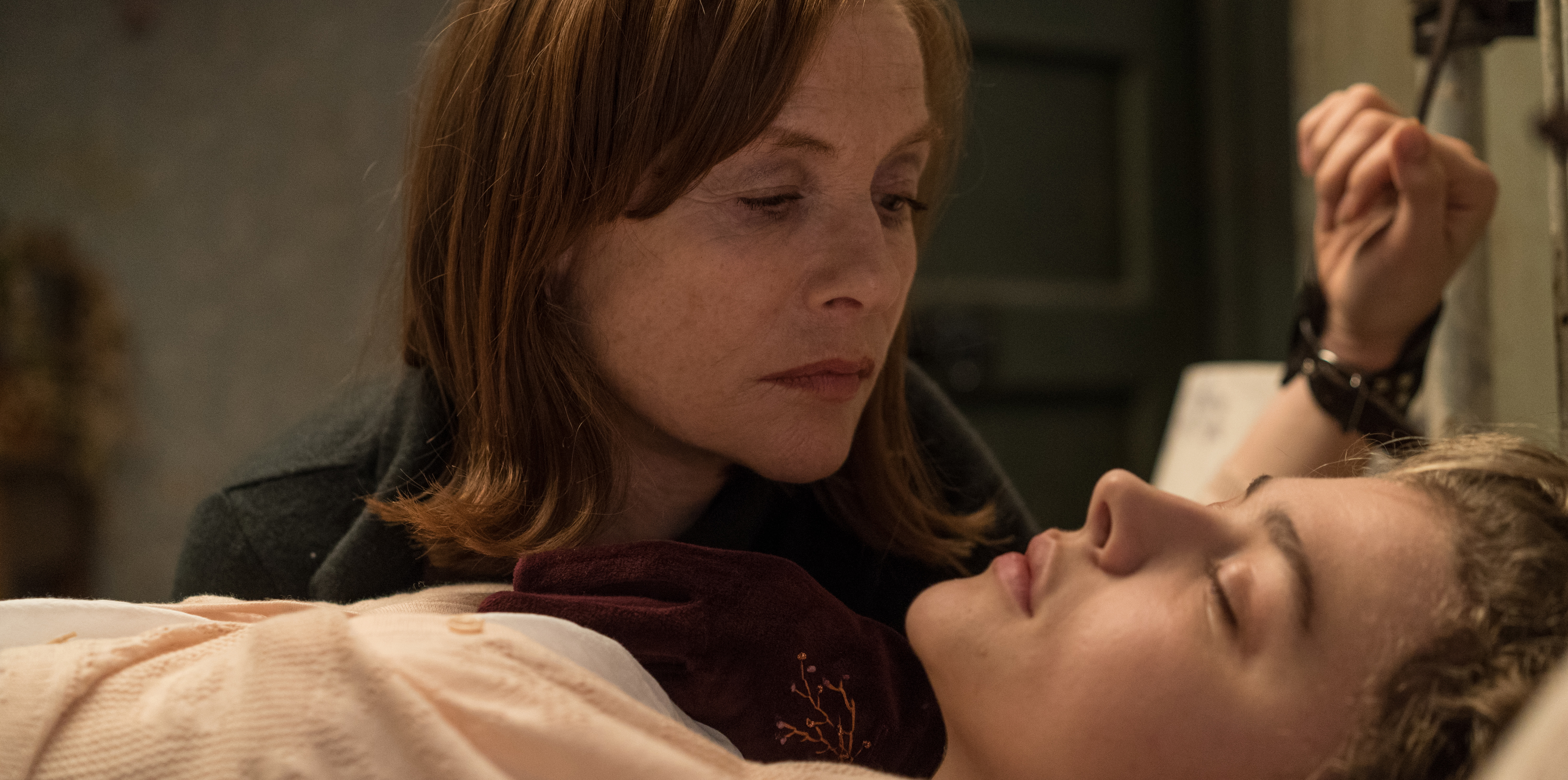 Isabelle Huppert and Chloë Grace Moretz in Greta.