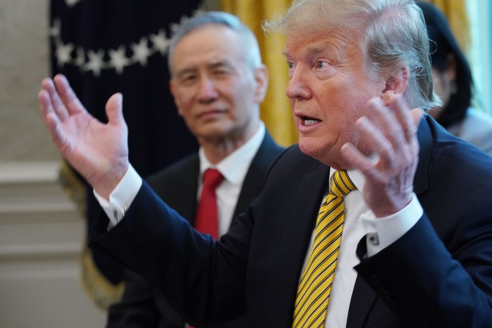 President Donald Trump (R) and Chinese Vice Premier Liu He.
