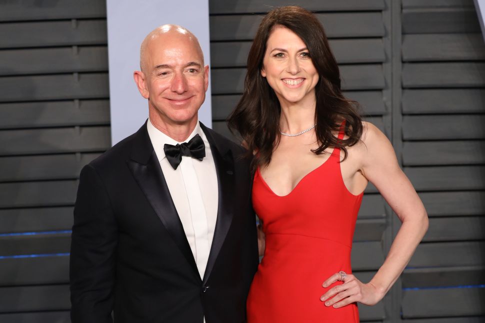 Jeff Bezos (L) and MacKenzie Bezos attends the 2018 Vanity Fair Oscar Party