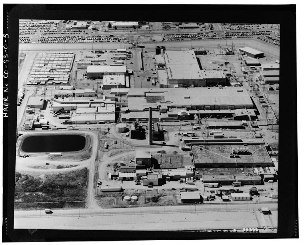 An aerial view looking south at the plutonium buildings at the Rocky Flats Plant in 1988.