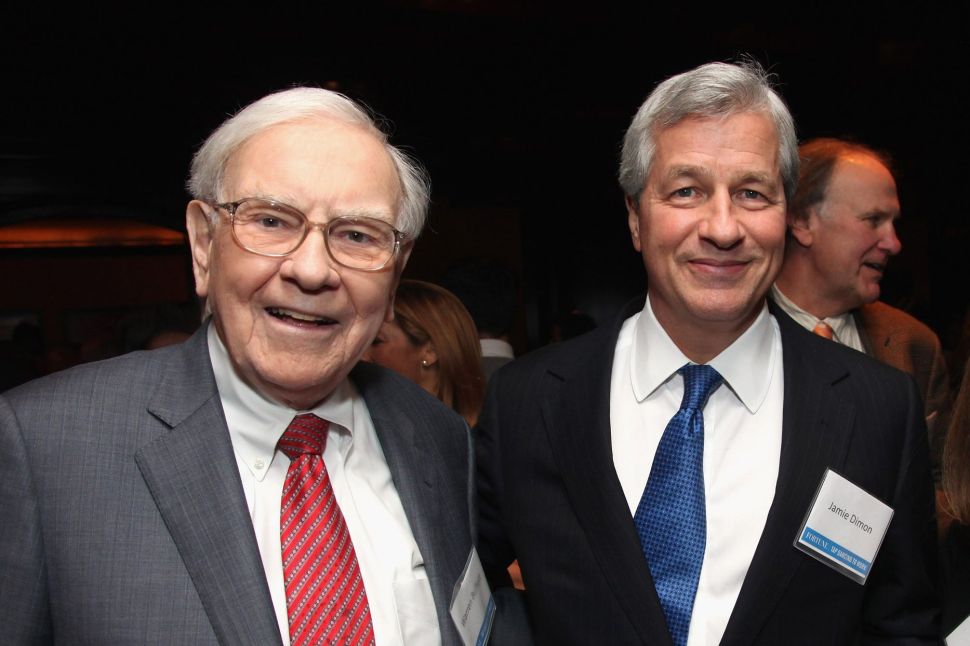 Berkshire Hathaway CEO Warren Buffett (L) and JPMorgan Chase CEO Jamie Dimon.