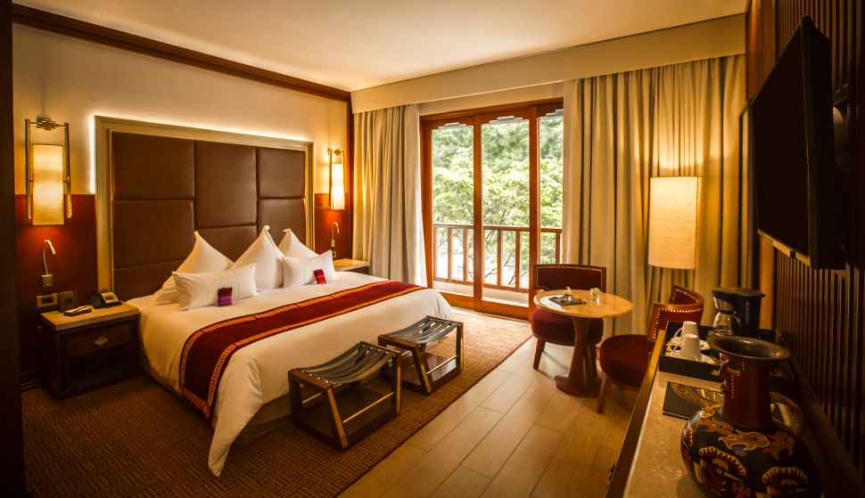 The deluxe rooms have balconies and views of the river and lush greenery.