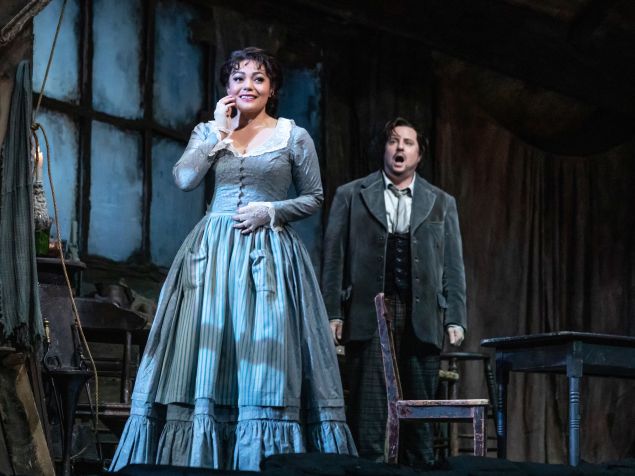 Mimì (Ailyn Pérez) and Rodolfo (Matthew Polenzani) meet cute at the Met.