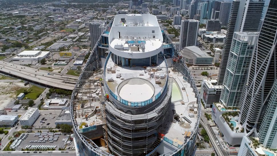 Residents will be able to access the SkyDeck via private glass-enclosed elevators that will lead directly from their private condos to the top of the building.