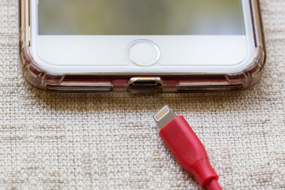 Apple May Ditch Lightning Charging Cable for iPhones by 2021