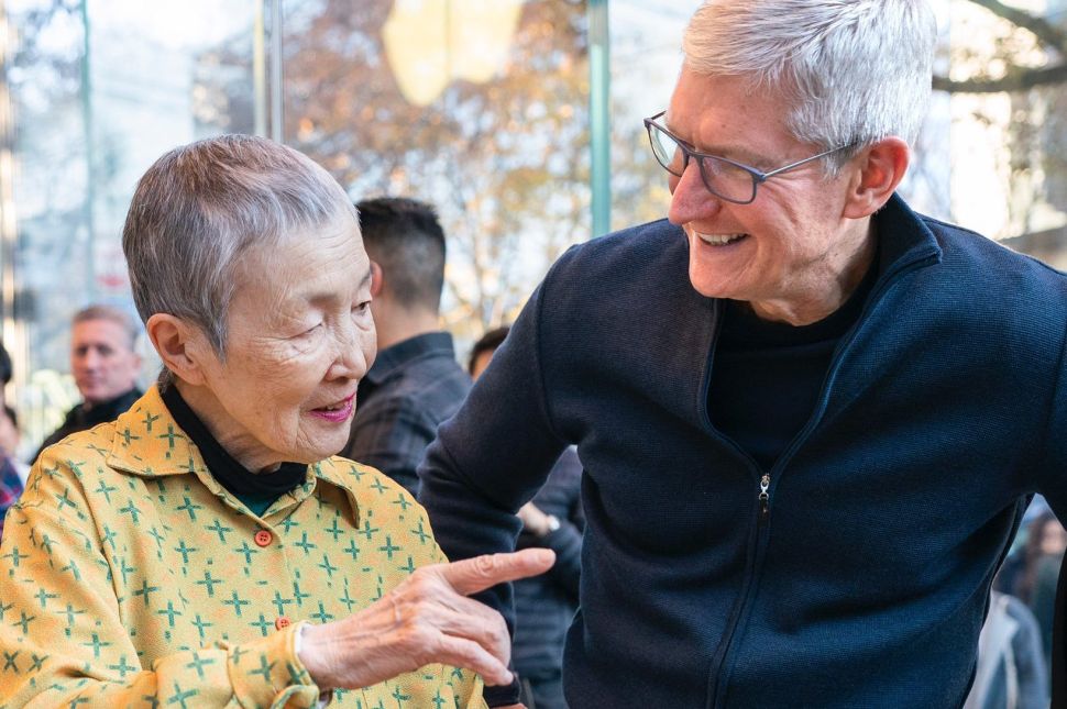 Apple CEO Tim Cook (R) meets with Masako Wakamiya, the world's oldest app developer, in Tokyo on December 8, 2019.