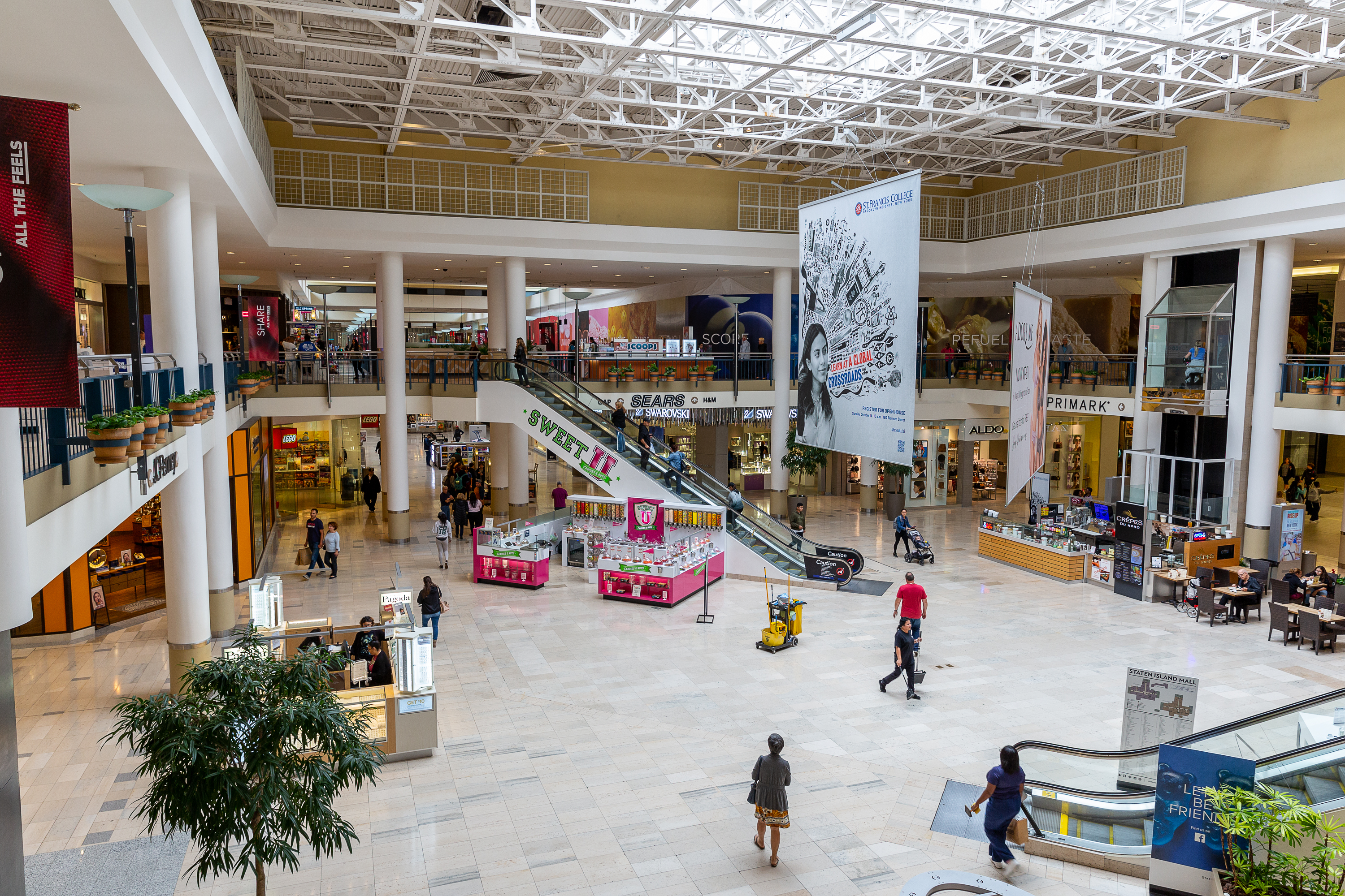 20180928 observer staten island staten island mall 035 On Staten Island, Brick and Mortar Retail Bucks the National Trend